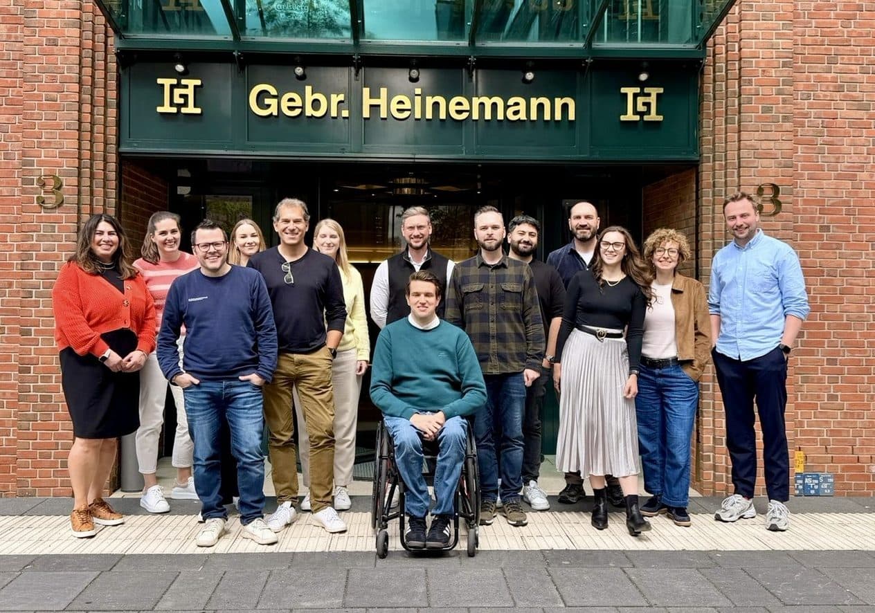 Das Marketing-Team von Gebr. Heinemann mit AI FIRST vor der Zentrale in Hamburg