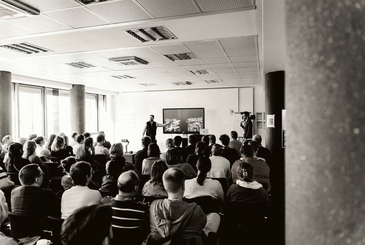 Volle Reihen beim Hackathon von UNICEF Deutschland, vorn ein Vortrag